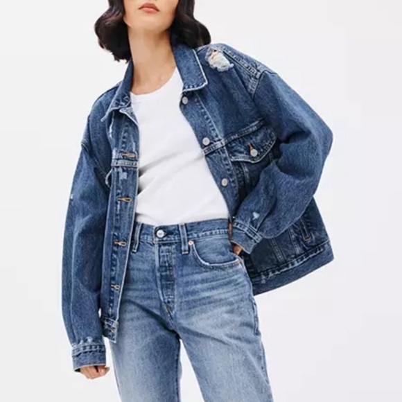 NWT Levi’s 90’s Denim Distressed Trucker Jacket in Mad Love Dark Wash - Picture 1 of 10